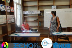 FIVESTONES_bei_ECHOPlus_in-Griechenland_2020_Team-mit-English-Teacher